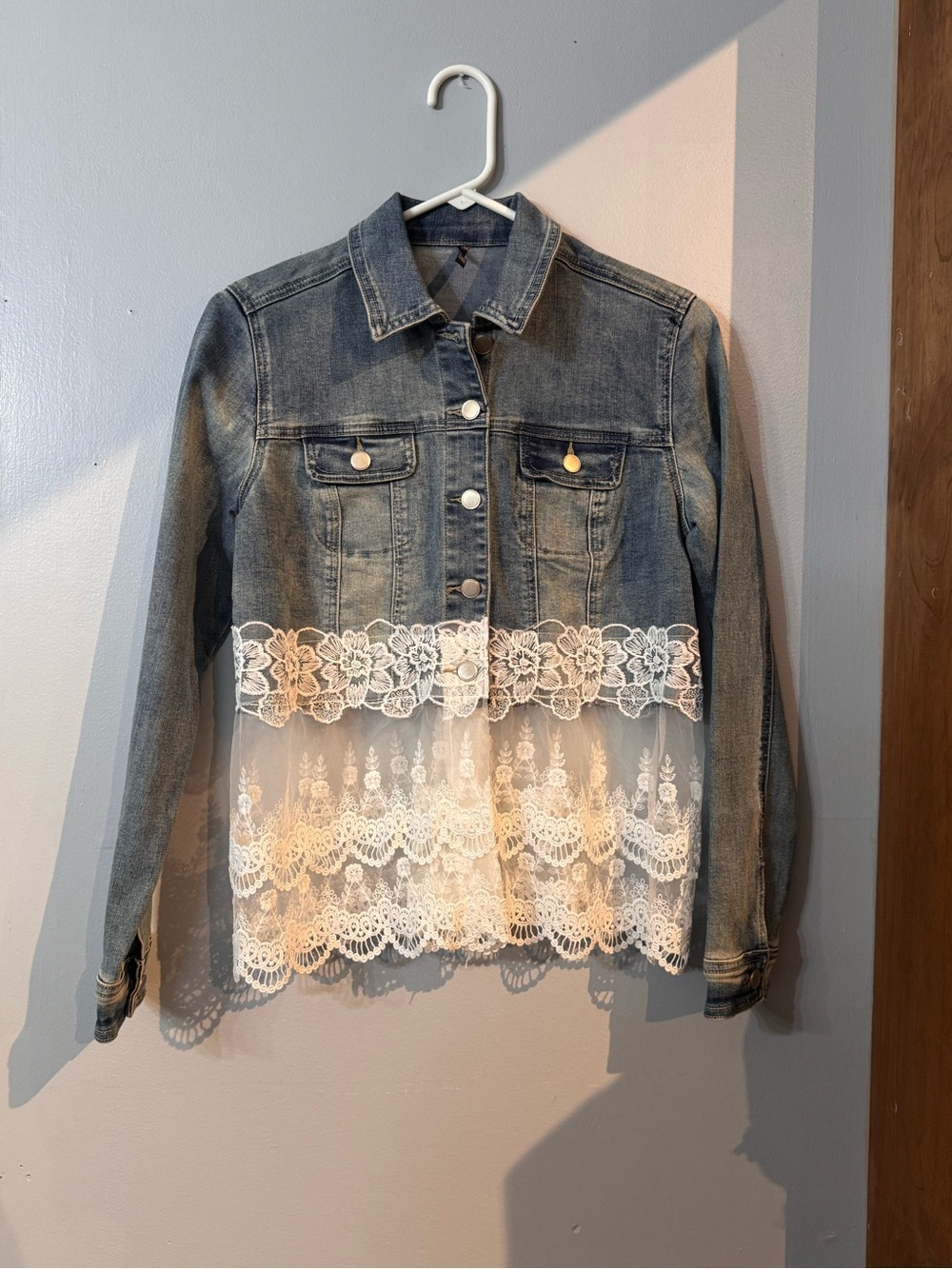JW Style Lace Trim Denim Jacket Womens XS Blue Medium Wash Tiered Floral Lace